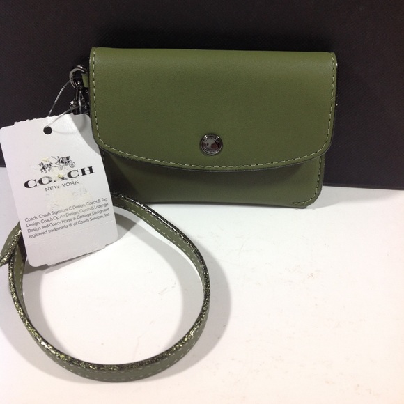 Coach Accessories - Coach 21086 green card hang pouch